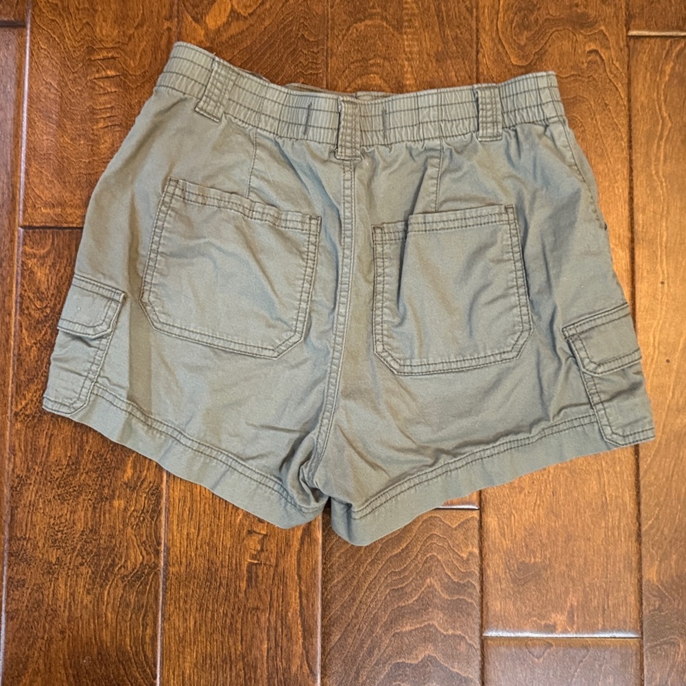 Hollister Women's Sage Cargo Shorts NWOT - Picture 4 of 4